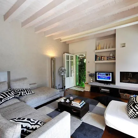 Sleeps 6 Moltrasio